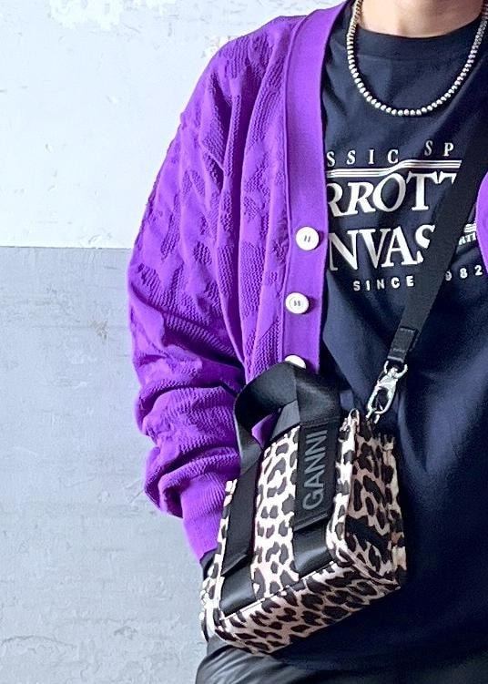 「パロットキャンバス、ganni、ガニー、a menda、アメンダ、ロンtee、24AWGOODS、ミニ、レオパード、プルオーバー、長袖、クルーネック、パープル、ブラック、ネイビー」|「ADAM ET ROPE'の【new balance(ニューバランス)】530(スニーカー、ホワイト系)」を使った、カワバタさん(レディース・166cm)の秋コーディネートの3枚目の写真