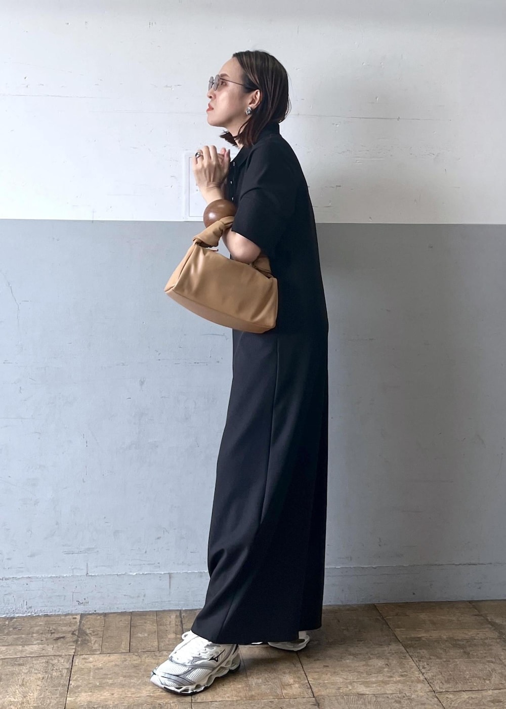 「トップス、Tシャツ/カットソー、シャツ/ブラウス、パンツ、デニムパンツ、ファッション雑貨、ベルト、EUA35360、EUM35350、EUS35050、GAH05130、GAW04021、4色展開、GANNI、NEEDBY」｜「ADAM ET ROPE'のポロシャツオールインワン（つなぎ/オールインワン、ブラック系）」を使った、カワバタさん（レディース・166cm）の春コーディネートの5枚目の写真