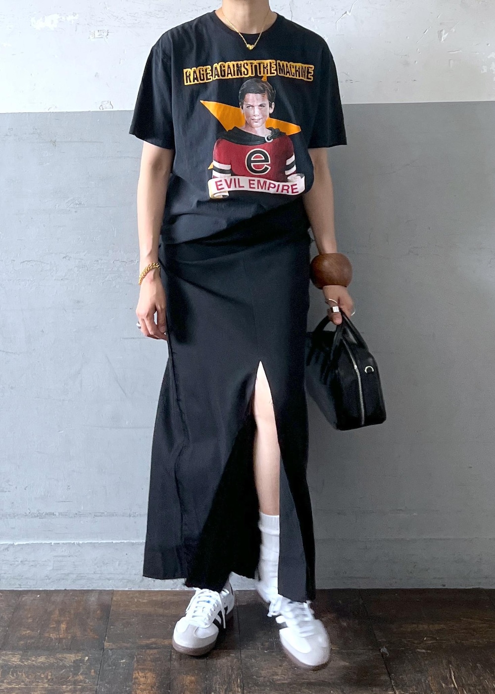 「tanc、アディダス、サンバ、バンドTシャツ、ロックTシャツ、24ss夏の新作、ブラック、レザー、ミニ、レザーバッグ、Tシャツ、半袖、クルーネック、プリント、英字」｜「ADAM ET ROPE'の【サステナブル】ロゴスクエアボストンバッグ（ボストンバッグ、ブラック系）」を使った、カワバタさん（レディース・166cm）の夏コーディネートの2枚目の写真