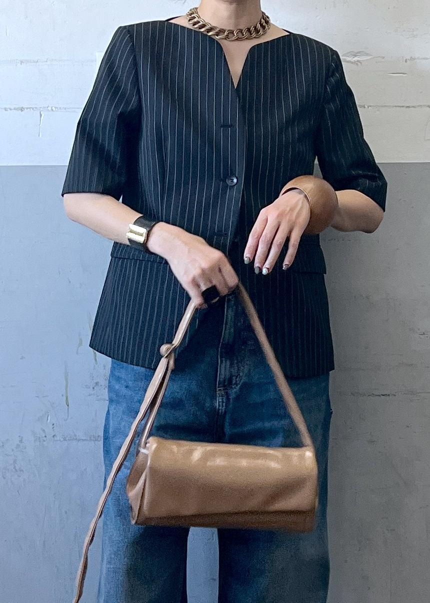 「emoelle、エモエレ、カーハート、carhartt、春コーデ、初夏コーデ、お出かけコーデ、旅行コーデ、大人カジュアル、カジュアルコーデ、ADAM ET ROPÉ、ナチュラル、イエベ秋、乾燥、高身長」｜「ADAM ET ROPE'の【サステナブル】パフミニショルダーバッグ（ショルダーバッグ、ベージュ系）」を使った、カワバタさん（レディース・166cm）の春コーディネートの5枚目の写真