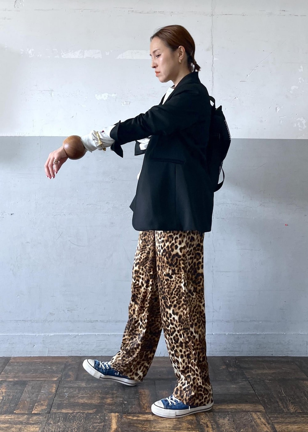 「champion、AURALEE、オーラリー、oblada、オブラダ、メッシュ、ジャケット、グレー、プルオーバー、Tシャツ、ロゴ、クルーネック、プリント、パンツ、レオパード」｜「ADAM ET ROPE'のドスキンシェイプジャケット（テーラードジャケット、ブラック系）」を使った、カワバタさん（レディース・166cm）の春コーディネートの3枚目の写真