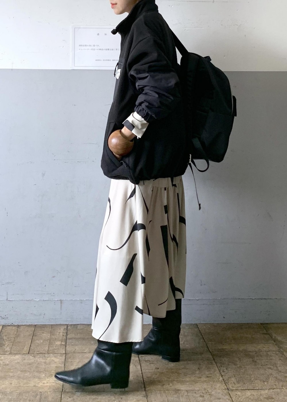 「ミックスコーデ、ロングブーツ、ハーフジップ、parrot canvas、レイヤード、アートプリント、ADAM ET ROPÉ、FEMME、高身長、骨格ナチュラル、イエベ、大人カジュアル、スポーティー、秋、冬」|「ADAM ET ROPE'のナロースクエアフラットロングブーツ(ブーツ、ブラック系)」を使った、カワバタさん(レディース・166cm)の秋コーディネートの4枚目の写真