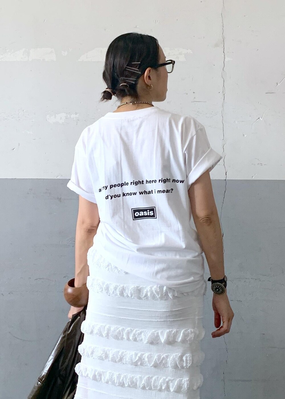 「コンバース、converse、ジャックパーセル、フレドリックパッカース、oasis、オアシス、別注、巾着、ミニ、ブラウン、ベスト、スカート、ロング、タイトスカート、グレー」｜「ADAM ET ROPE'の【OASIS × 10 CULTURE】EXCLUSIVE LOGO T-SHIRT（Tシャツ/カットソー、ホワイト系）」を使った、カワバタさん（レディース・166cm）の夏コーディネートの6枚目の写真