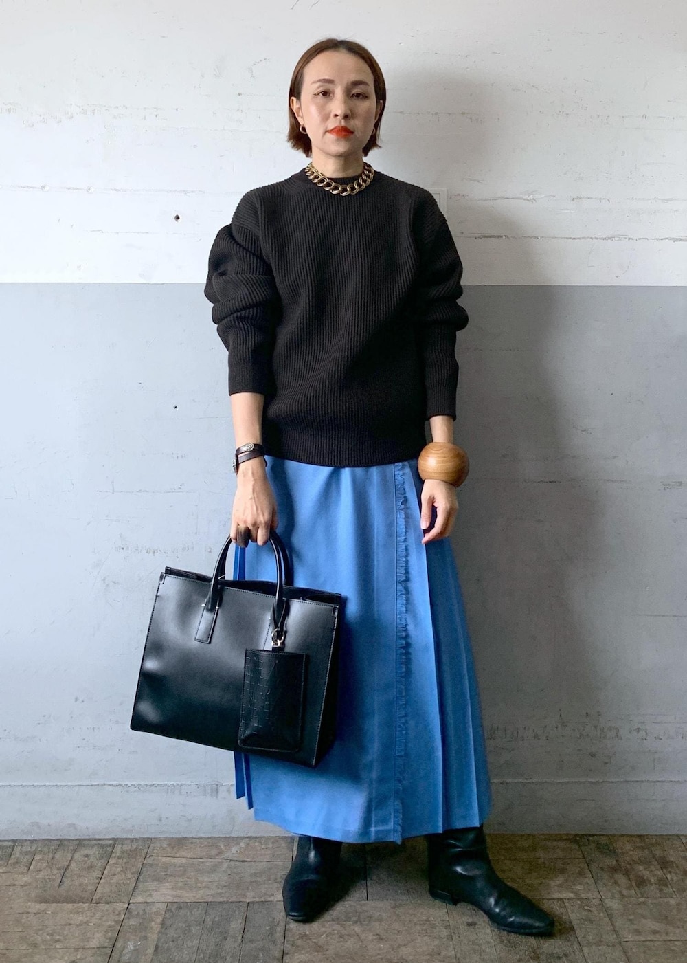 「auralee、オーラリー、オニールオブダブリン、別注、dark brown、プリーツスカート、巻きスカート、トートバッグ、プルオーバー、ニット、長袖、クルーネック、スカート、ブルー、ADAM ET ROPÉ」｜「ADAM ET ROPE'のナロースクエアフラットロングブーツ（ブーツ、ブラック系）」を使った、カワバタさん（レディース・166cm）の冬コーディネートの5枚目の写真