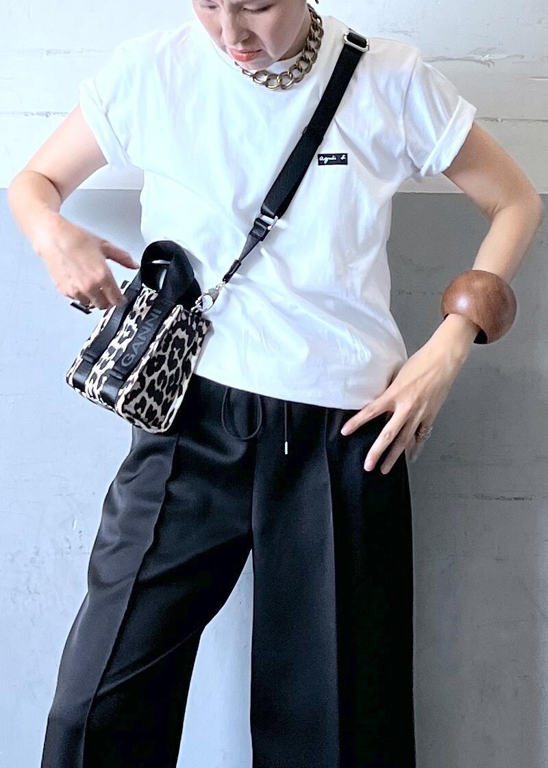 「アニエス.b、別注、着回し、ganni、ブラック、ショルダーバッグ、ミニ、ホワイト、Tシャツ、ロゴ、半袖、クルーネック、センタープレス、フレアパンツ、ブラウン」｜「ADAM ET ROPE'のブライトツイルイージースラックス（スラックス、ブラック系）」を使った、カワバタさん（レディース・166cm）の夏コーディネートの4枚目の写真