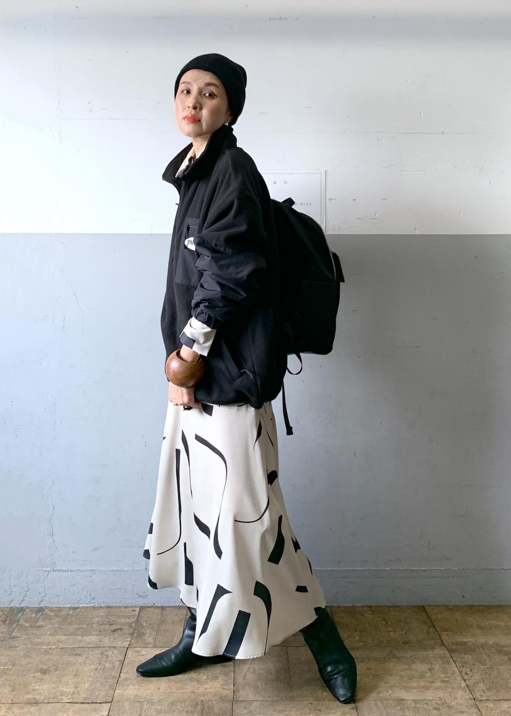 「ミックスコーデ、ロングブーツ、ハーフジップ、parrot canvas、レイヤード、アートプリント、ADAM ET ROPÉ、FEMME、高身長、骨格ナチュラル、イエベ、大人カジュアル、スポーティー、秋、冬」|「ADAM ET ROPE'のナロースクエアフラットロングブーツ(ブーツ、ブラック系)」を使った、カワバタさん(レディース・166cm)の秋コーディネートの3枚目の写真