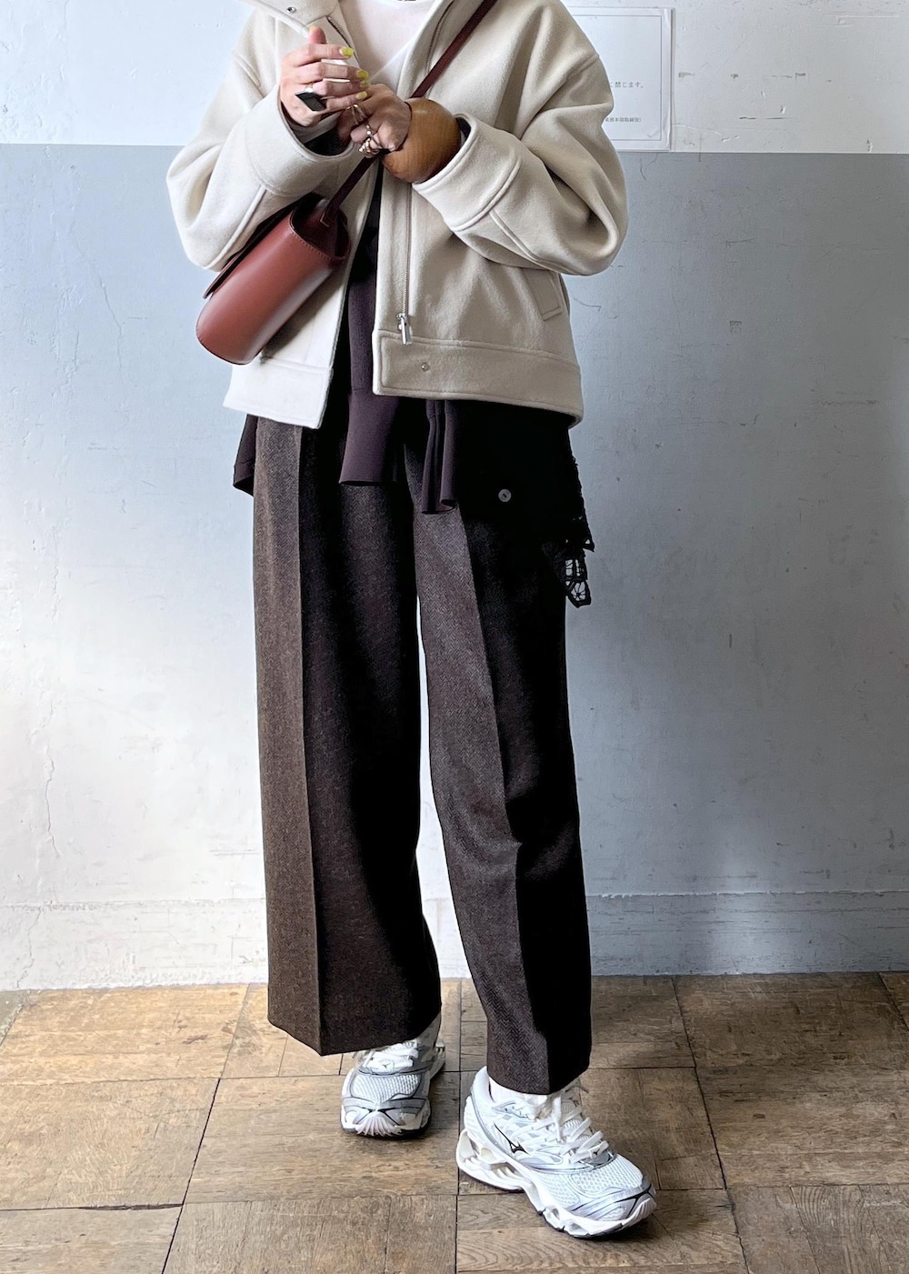 ホワイト系のTシャツ/カットソー、ブラウン系のショルダーバッグ、ブラウン系のその他パンツを着用したレディースの秋コーディネートの2枚目の写真