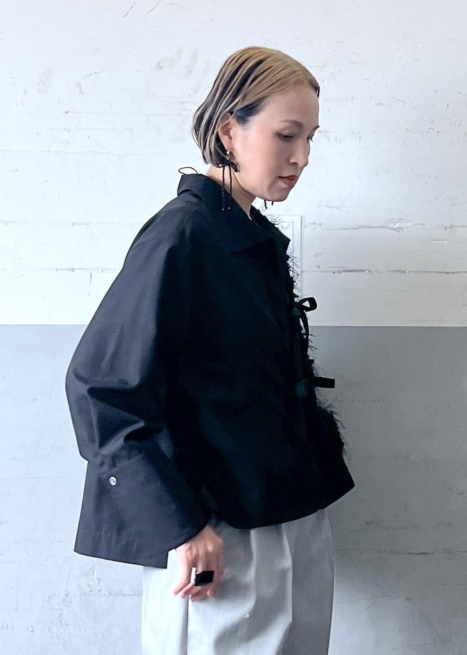 ブラック系のシャツ/ブラウス、ブラック系のハンドバッグ、グレー系のスラックスを着用したレディースの夏コーディネートの7枚目の写真