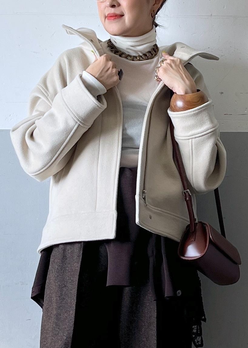 ホワイト系のTシャツ/カットソー、ブラウン系のショルダーバッグ、ブラウン系のその他パンツを着用したレディースの秋コーディネートの7枚目の写真