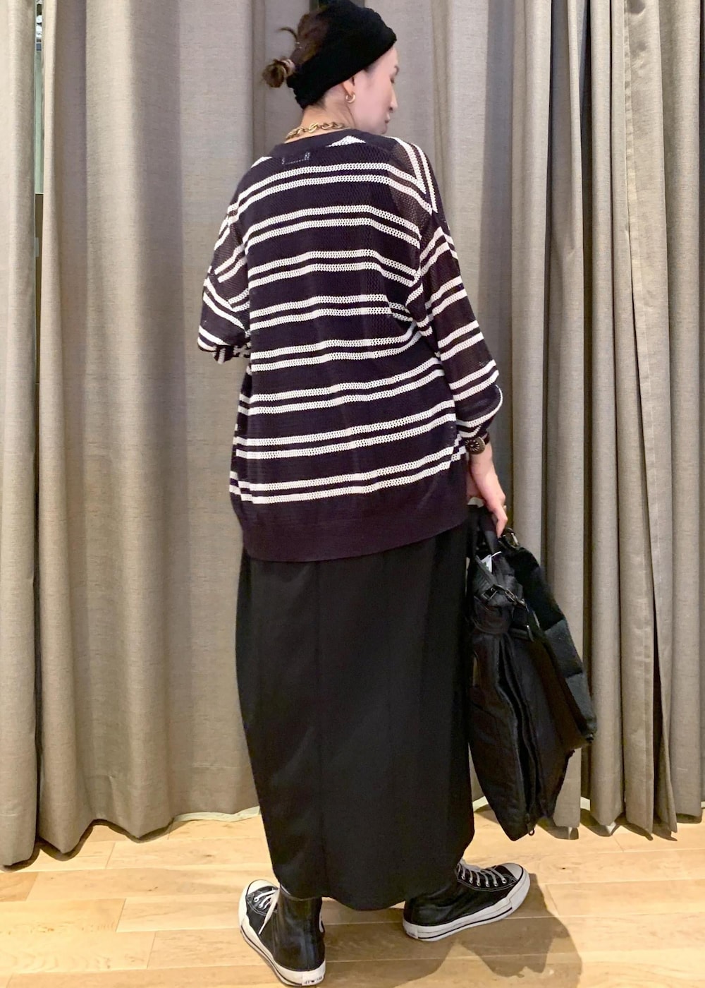「ブラック、ノースリーブ、ワンピース、マキシ、ロング丈、ハイカット、ADAM ET ROPÉ、FEMME、HOMME、高身長、骨格ナチュラル、イエベ、大人カジュアル、フェミニン、モード」｜「ADAM ET ROPE'の透かしボーダー オーバーサイズ カーディガン / ドライタッチ（カーディガン/ボレロ、ブラック系）」を使った、カワバタさん（レディース・166cm）の夏コーディネートの3枚目の写真