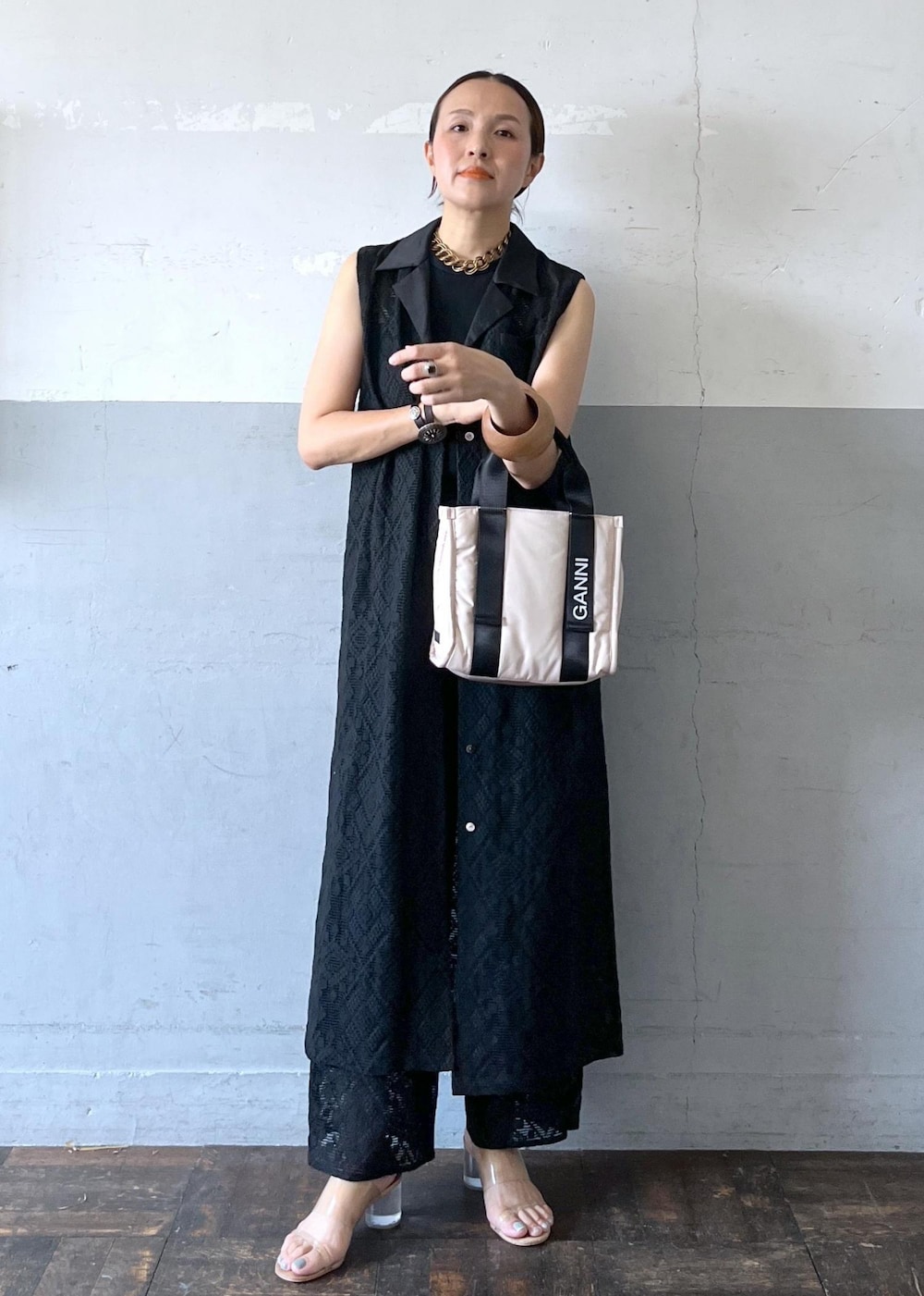 「japan lace collection、ganni、ガニー、ブラック、ロゴ、シャツ、ノースリーブ、ロング丈、夏コーデ、結婚式コーデ、授業参観日コーデ、デートコーデ、お出かけコーデ、旅行コーデ、女子会コーデ」｜「ADAM ET ROPE'のレースラインパンツ（その他パンツ、ブラック系）」を使った、カワバタさん（レディース・166cm）の夏コーディネートの8枚目の写真