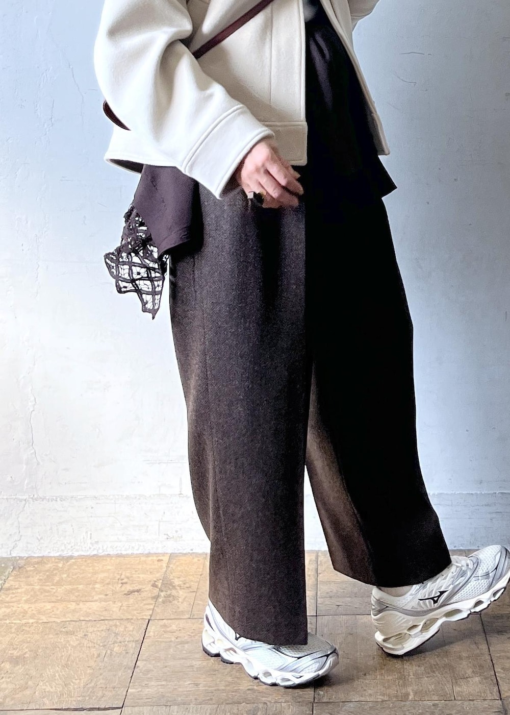 ホワイト系のTシャツ/カットソー、ブラウン系のショルダーバッグ、ブラウン系のその他パンツを着用したレディースの秋コーディネートの9枚目の写真