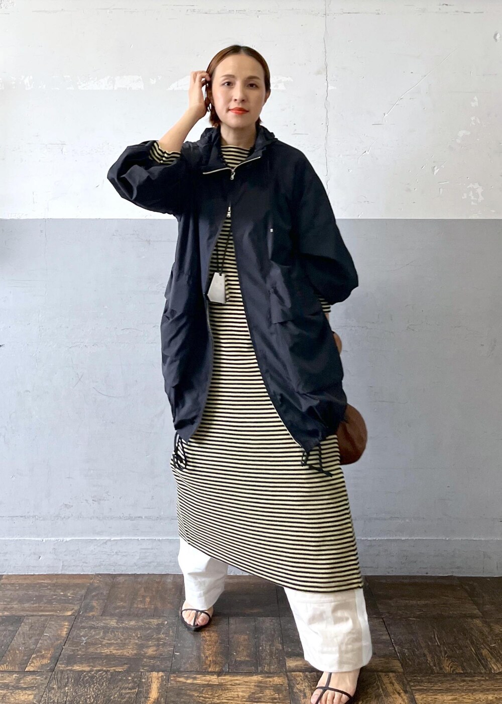 「miller、別注、パッチワークデニム、24ss春の新作、good 'ol whats-her-face、ADAM ET ROPÉ、FEMME、高身長、骨格ナチュラル、イエベ、きれいめカジュアル、大人カジュアル、レイヤード、スポーティー、春」｜「ADAM ET ROPE'の【サステナブル】ナロークロスストラップサンダル（サンダル、ブラック系）」を使った、カワバタさん（レディース・166cm）の春コーディネートの3枚目の写真