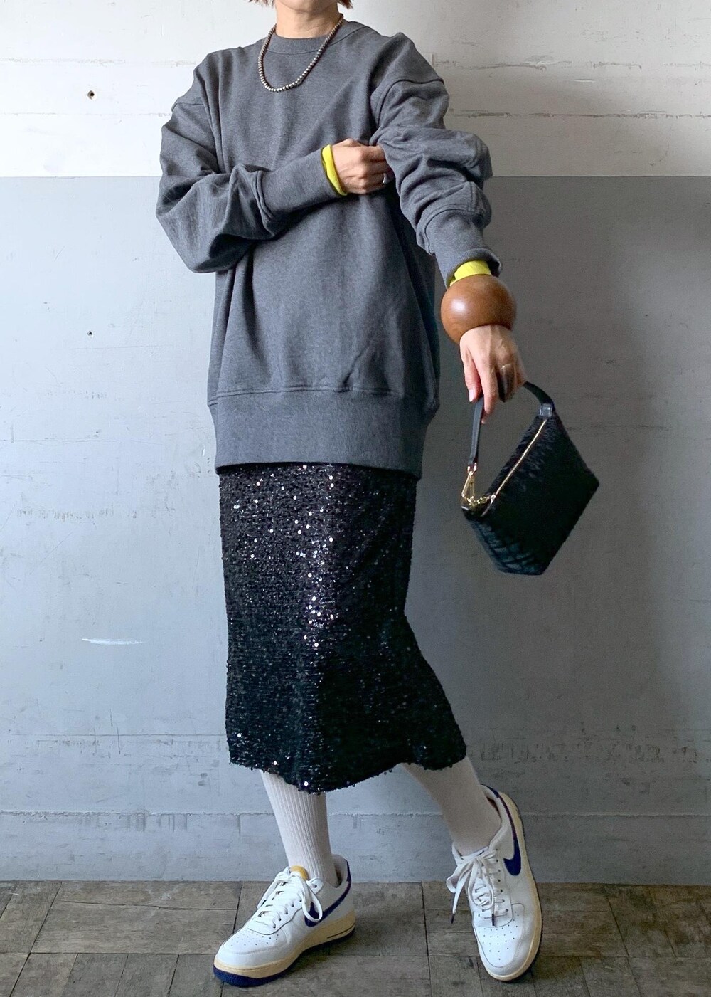 「スパンコール、GANNI、ガニー、グレー、プルオーバー、長袖、クルーネック、ブラック、スカート、ADAM ET ROPÉ、FEMME、高身長、骨格ナチュラル、イエベ、春」｜「ADAM ET ROPE'の【サステナブル】バックコンシャススウェット（スウェット、グレー系）」を使った、カワバタさん（レディース・166cm）の冬コーディネートの2枚目の写真