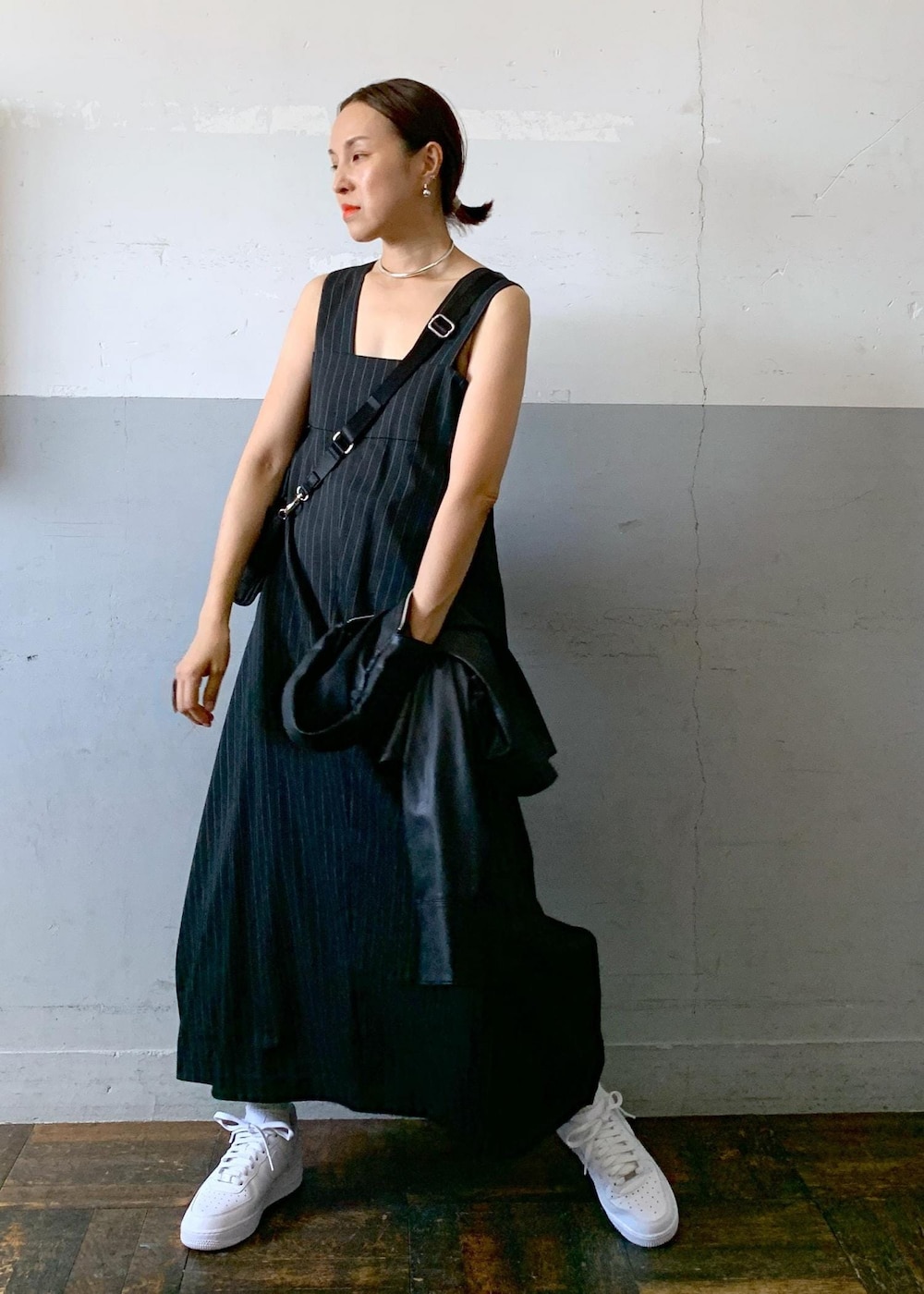 「GANNI、NIKE、ナイキ、フェイクレザー、ワンピース、ロング丈、スクエアネック、スニーカー、ADAM ET ROPÉ、FEMME、高身長、骨格ナチュラル、イエベ、大人カジュアル、秋」|「ADAM ET ROPE'の【GANNI】Recycled tech Mini Tote(トートバッグ、ブラック系)」を使った、カワバタさん(レディース・166cm)の夏コーディネートの2枚目の写真