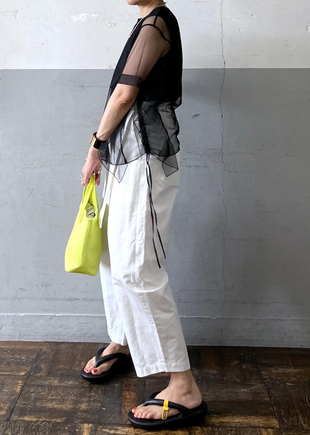 「24ss夏の新作、taw&toe、トーアンドトー、ノマディス、NOMADIS、トートバッグ、イエロー、ブラック、プルオーバー、Tシャツ、カットソー、クルーネック、ノースリーブ、ホワイト、パンツ」｜「ADAM ET ROPE'のコットンリネンカルゼコクーンパンツ（その他パンツ、ホワイト系）」を使った、カワバタさん（レディース・166cm）の春コーディネートの3枚目の写真