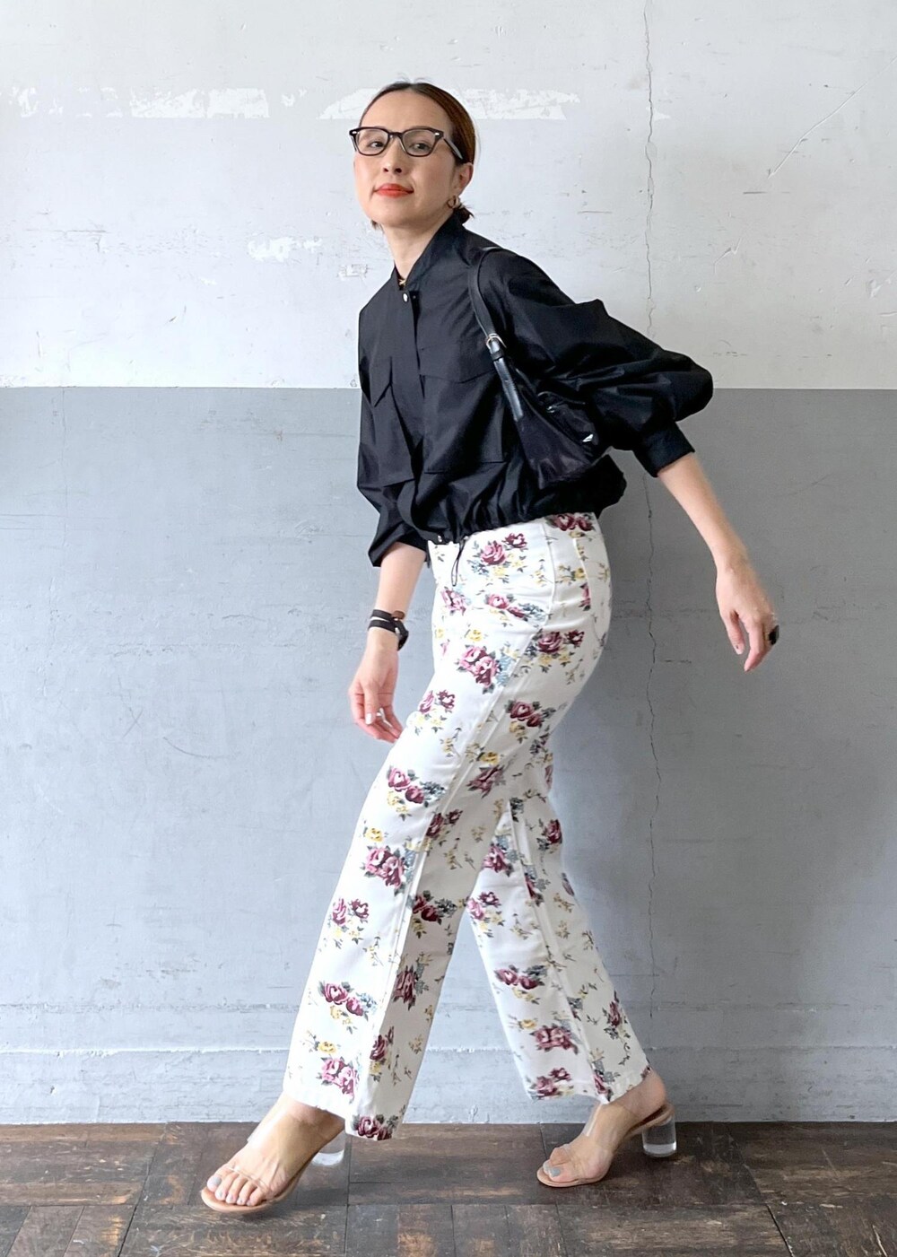 「rollas、ローラス、春アウター、24ss春の新作、セーラーパンツ、ブラック、花柄、ADAM ET ROPÉ、FEMME、高身長、骨格ナチュラル、イエベ、大人カジュアル、春、春コーデ」｜「ADAM ET ROPE'の【サステナブル】タックスリーブシャツブルゾン（ブルゾン、ブラック系）」を使った、カワバタさん（レディース・166cm）の春コーディネートの9枚目の写真