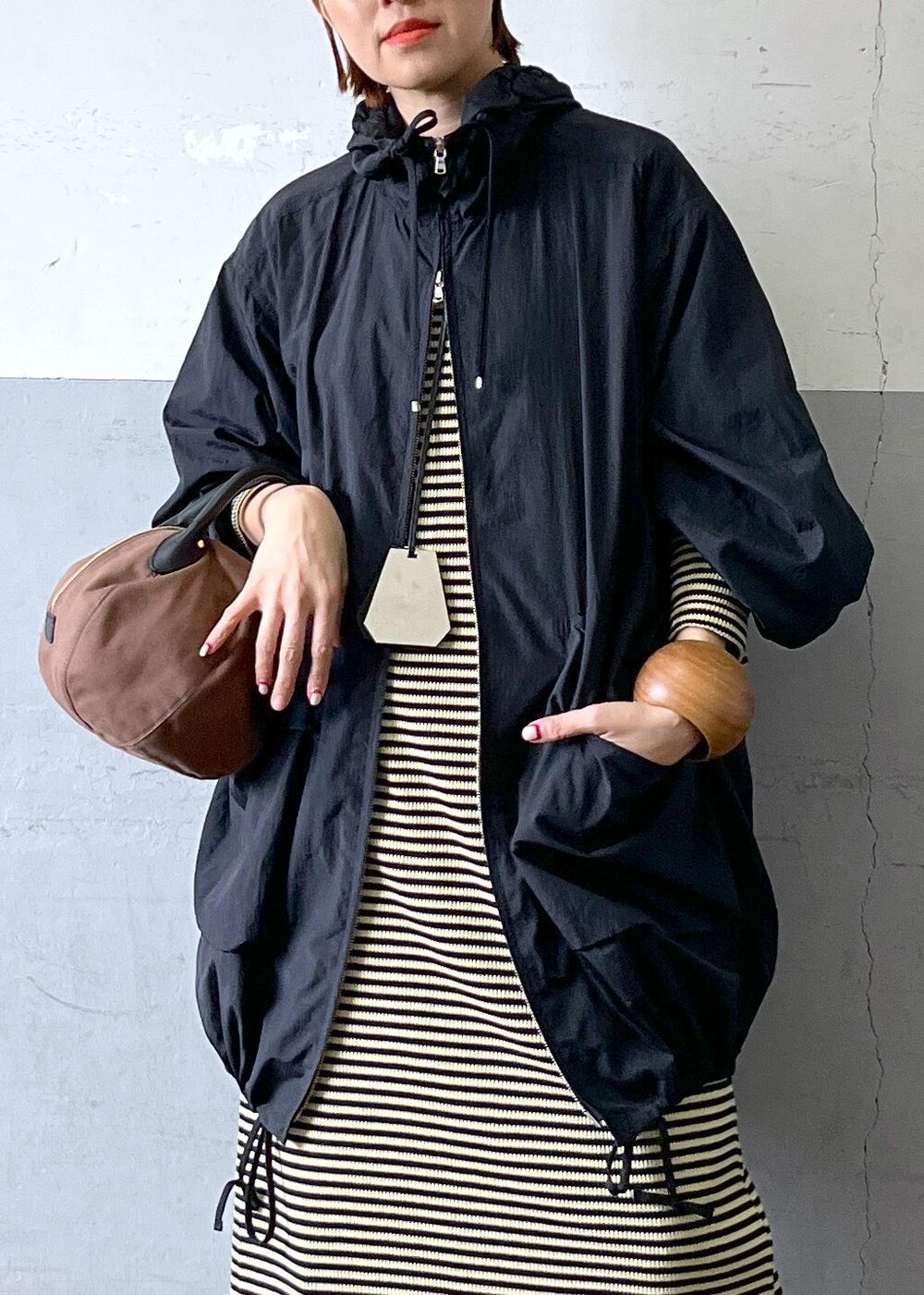 「miller、別注、パッチワークデニム、24ss春の新作、good 'ol whats-her-face、ADAM ET ROPÉ、FEMME、高身長、骨格ナチュラル、イエベ、きれいめカジュアル、大人カジュアル、レイヤード、スポーティー、春」｜「ADAM ET ROPE'の【サステナブル】ナロークロスストラップサンダル（サンダル、ブラック系）」を使った、カワバタさん（レディース・166cm）の春コーディネートの6枚目の写真