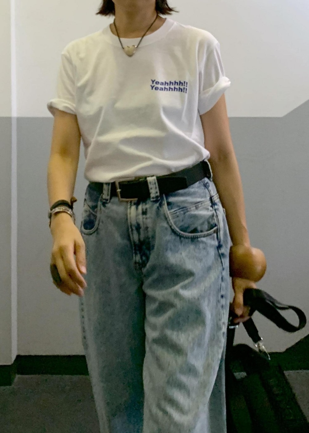 「サングラス、GANNI、TANGTANG、ベルト、ブラック、プルオーバー、Tシャツ、ロゴ、半袖、クルーネック、デニム、ADAM ET ROPÉ、FEMME、HOMME、高身長」|「TANGTANGの【TANG TANG】INSIDEOUT Tee(Tシャツ/カットソー、ホワイト系)」を使った、カワバタさん(レディース・166cm)の夏コーディネートの4枚目の写真