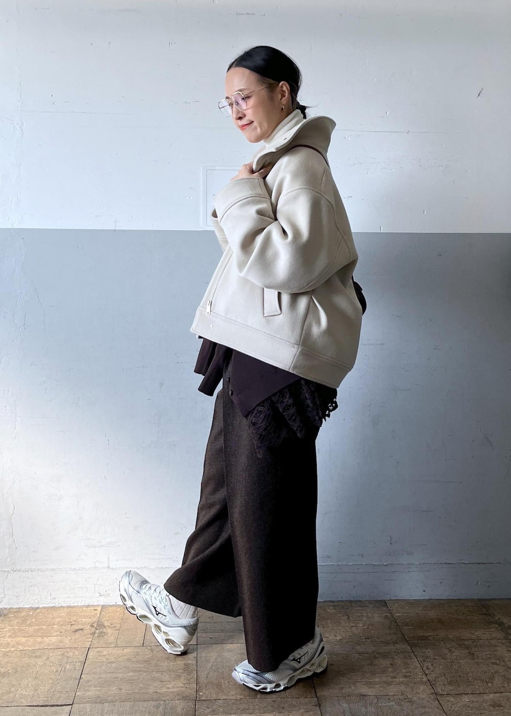 ホワイト系のTシャツ/カットソー、ブラウン系のショルダーバッグ、ブラウン系のその他パンツを着用したレディースの秋コーディネートの3枚目の写真