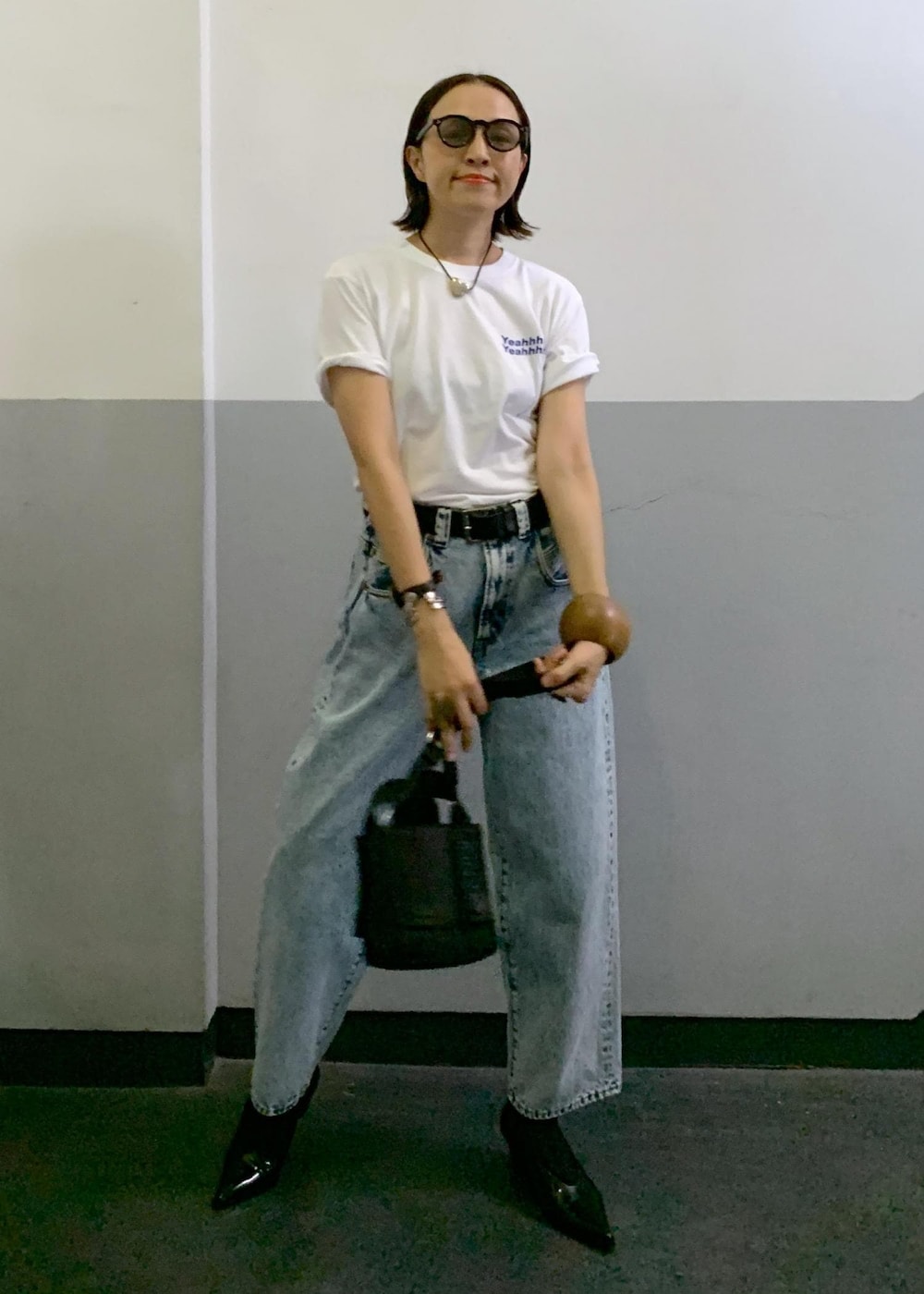 「サングラス、GANNI、TANGTANG、ベルト、ブラック、プルオーバー、Tシャツ、ロゴ、半袖、クルーネック、デニム、ADAM ET ROPÉ、FEMME、HOMME、高身長」|「TANGTANGの【TANG TANG】INSIDEOUT Tee(Tシャツ/カットソー、ホワイト系)」を使った、カワバタさん(レディース・166cm)の夏コーディネートの7枚目の写真