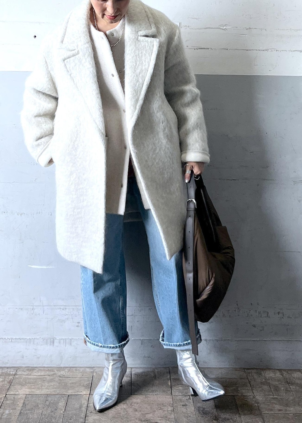「Wcardigan_pickup、冬コーデ、大人カジュアル、レイヤード、カジュアルコーデ、ADAM ET ROPÉ、ナチュラル、イエベ秋、乾燥、高身長、トップス、ニット/セーター、カーディガン、ジャケット/アウター、チェスターコート」|「ADAM ET ROPE'のポインテッドストレッチブーツ(ブーツ、シルバー系)」を使った、カワバタさん(レディース・166cm)の冬コーディネートの4枚目の写真