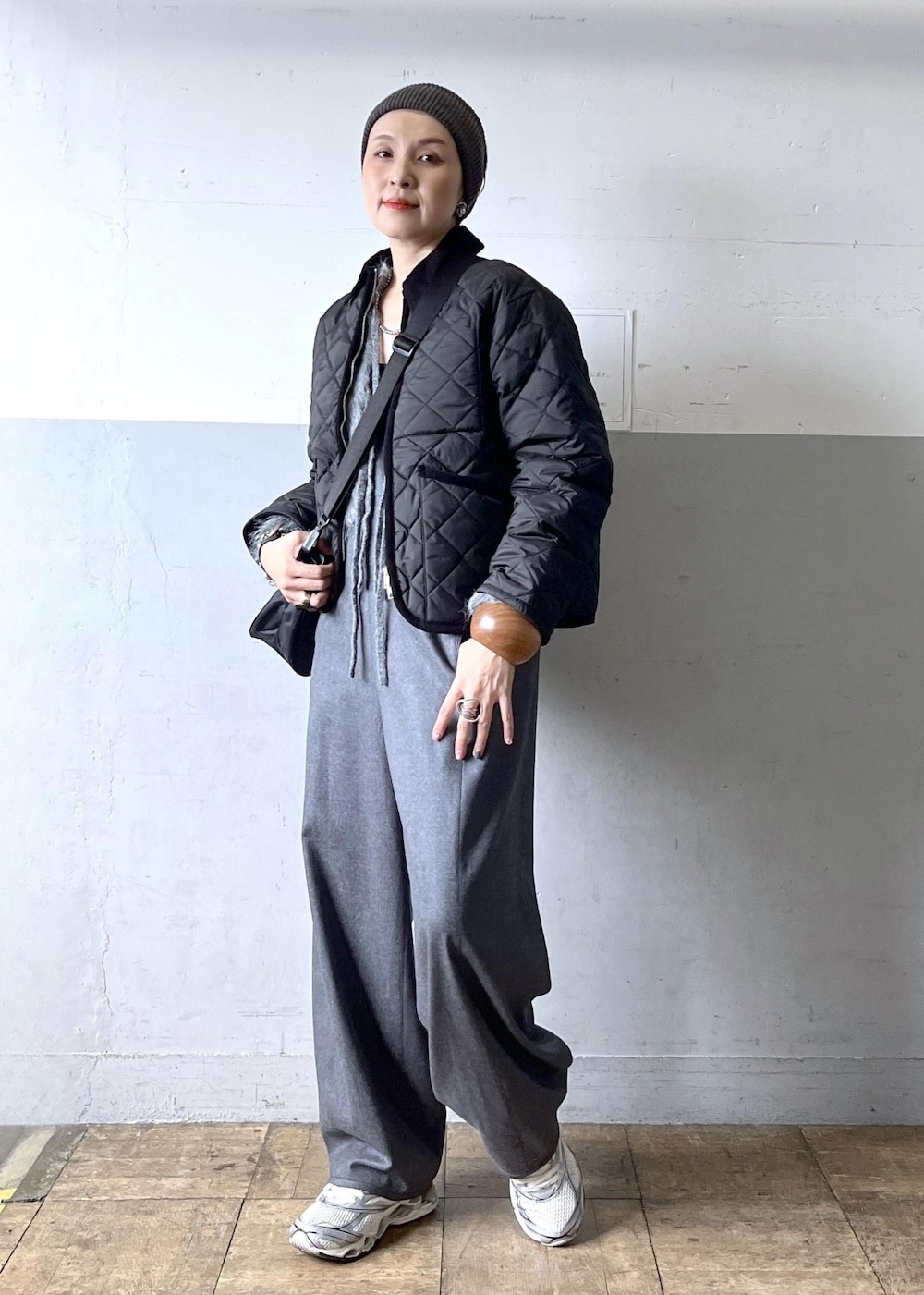 グレー系のつなぎ/オールインワン、グレー系のカーディガン/ボレロ、ホワイト系のスニーカーを着用したレディースの冬コーディネートの7枚目の写真