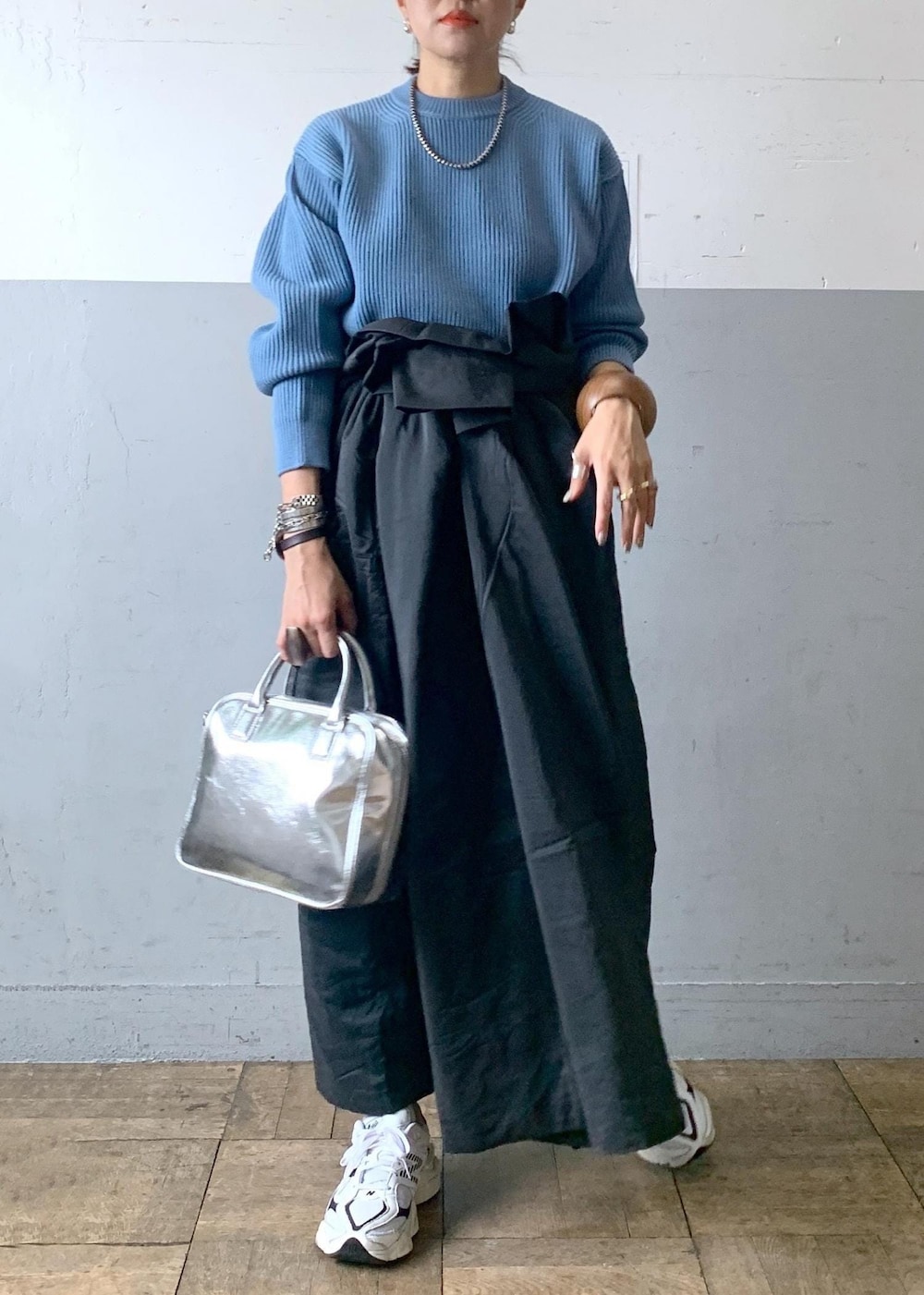 「AURALEE、23aw、ADAM ET ROPÉ、FEMME、高身長、骨格ナチュラル、イエベ、秋、冬、秋コーデ、冬コーデ、秋ファッション、冬ファッション、ストール」｜「ADAM ET ROPE'の【サステナブル・2WAY】ロゴボストンバッグ（ボストンバッグ、シルバー系）」を使った、カワバタさん（レディース・166cm）の秋コーディネートの2枚目の写真