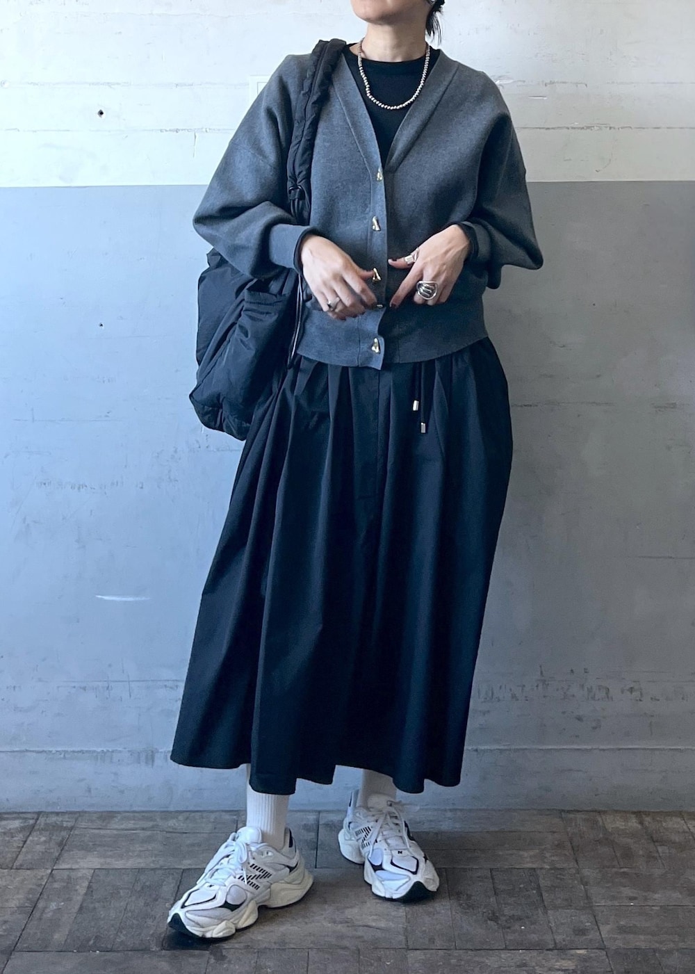 「Wonepiece_pickup、冬コーデ、大人カジュアル、カジュアルコーデ、ADAM ET ROPÉ、ナチュラル、イエベ秋、乾燥、高身長、トップス、カーディガン、ワンピース、バッグ、トートバッグ、GAE24060」｜「ADAM ET ROPE'の【サステナブル・洗える】ワイドスリーブコンビワンピース（ワンピース、ブラック系）」を使った、カワバタさん（レディース・166cm）の冬コーディネートの2枚目の写真