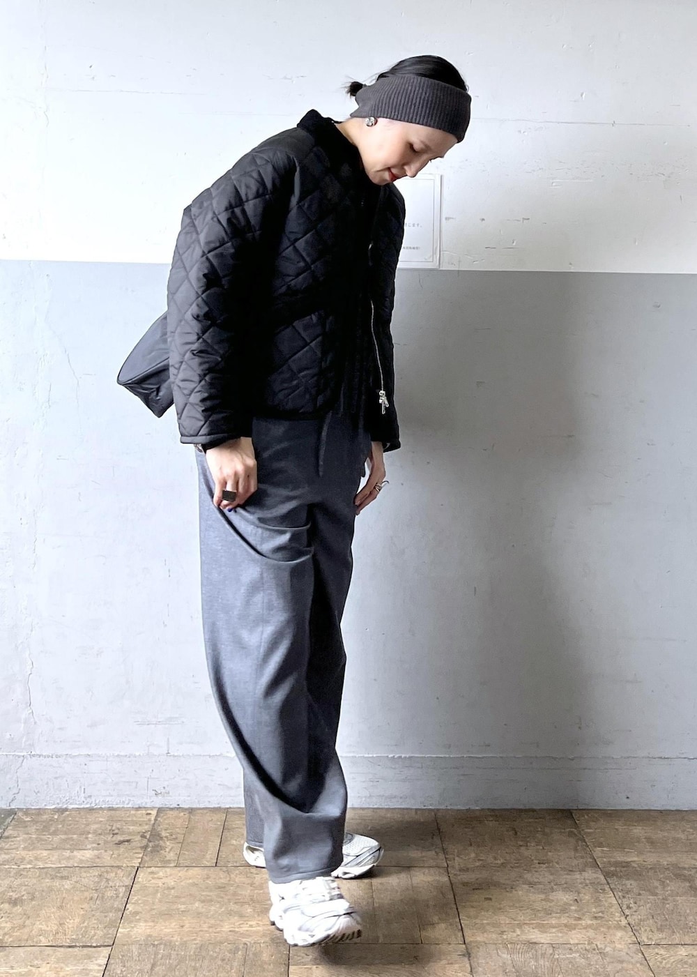 グレー系のつなぎ/オールインワン、グレー系のカーディガン/ボレロ、ホワイト系のスニーカーを着用したレディースの冬コーディネートの8枚目の写真