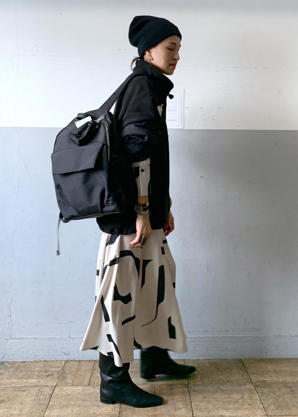 「ミックスコーデ、ロングブーツ、ハーフジップ、parrot canvas、レイヤード、アートプリント、ADAM ET ROPÉ、FEMME、高身長、骨格ナチュラル、イエベ、大人カジュアル、スポーティー、秋、冬」|「ADAM ET ROPE'のナロースクエアフラットロングブーツ(ブーツ、ブラック系)」を使った、カワバタさん(レディース・166cm)の秋コーディネートの7枚目の写真