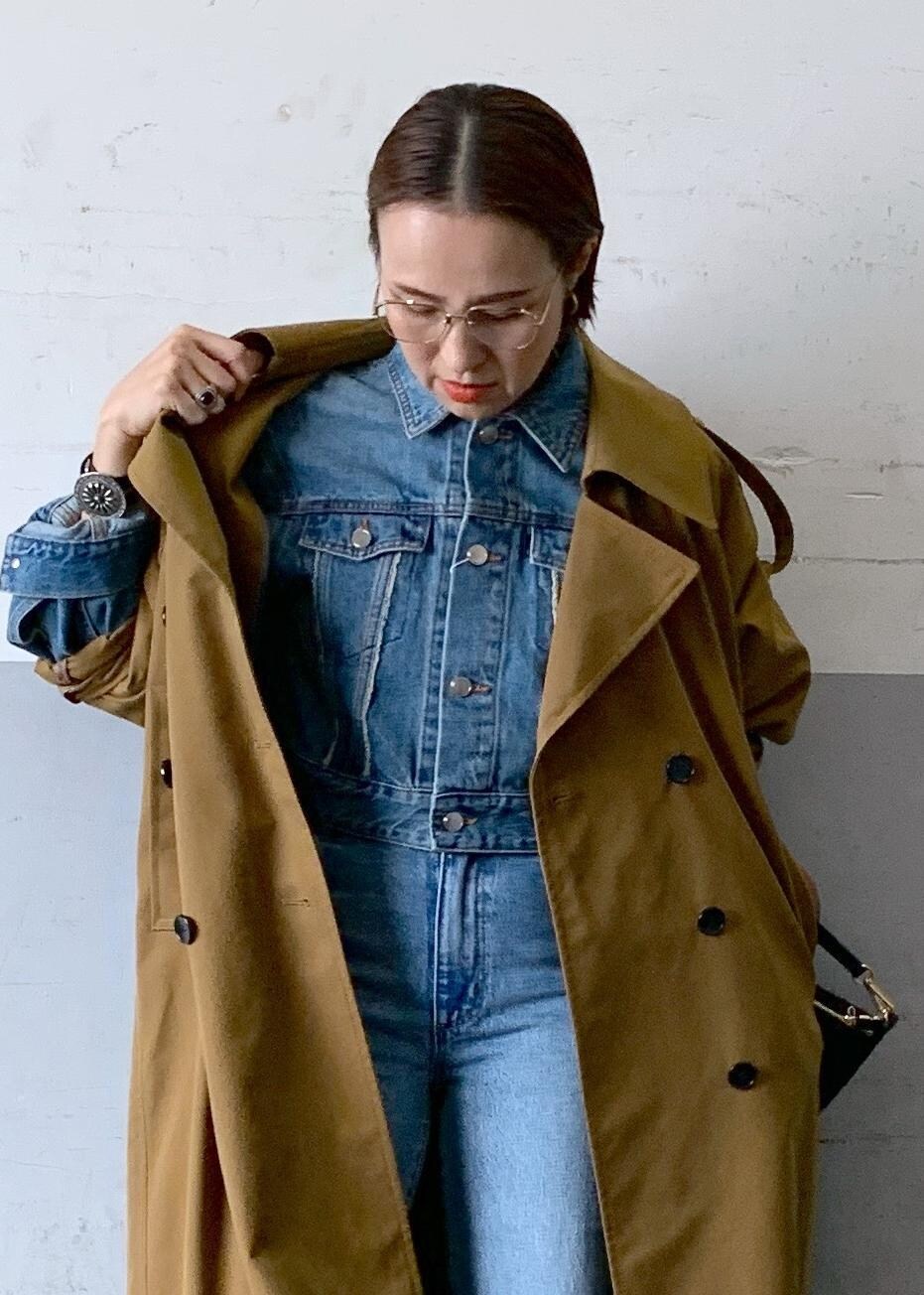 「キャメル、24ss、トレンチコート、rollas、ローラスジーンズ、ローラス、長袖、ロング、コート、ブルー、デニム、ADAM ET ROPÉ、FEMME、高身長、骨格ナチュラル」｜「ADAM ET ROPE'のドルマンオーバートレンチコート（トレンチコート、ブラウン系）」を使った、カワバタさん（レディース・166cm）の冬コーディネートの4枚目の写真