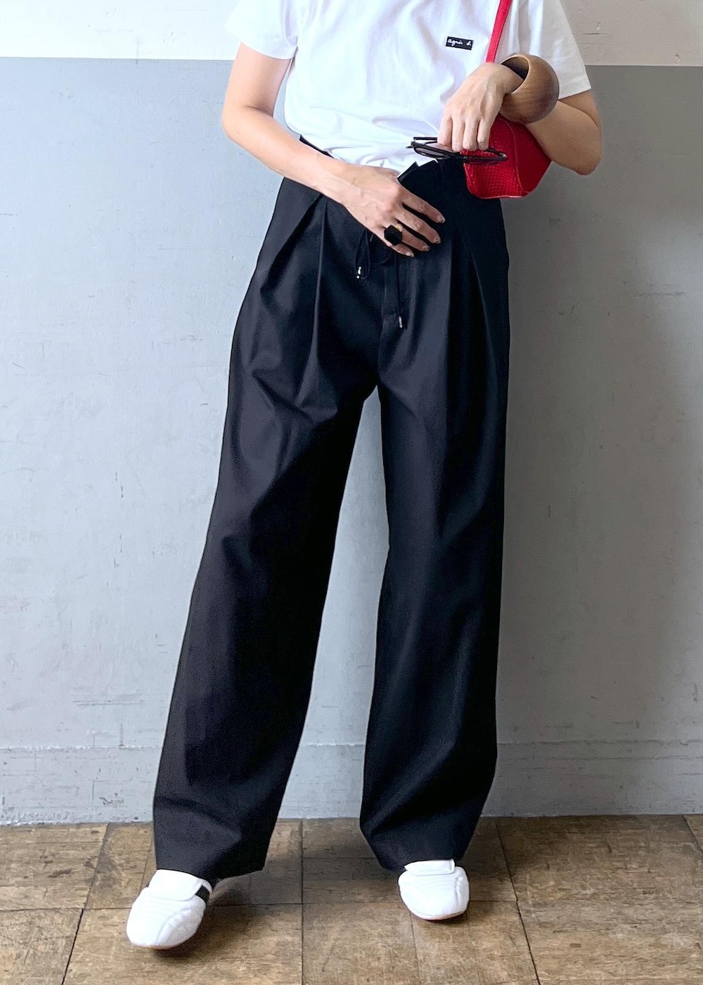 「ADAM ET ROPÉ、ナチュラル、イエベ秋、乾燥、高身長、トップス、Tシャツ/カットソー、パンツ、バッグ、ハンドバッグ、シューズ、スニーカー、アクセサリー、ネックレス、EUA75010」|「ADAM ET ROPE'のドロストドカンパンツ(その他パンツ、ブラック系)」を使った、カワバタさん(レディース・166cm)の夏コーディネートの7枚目の写真