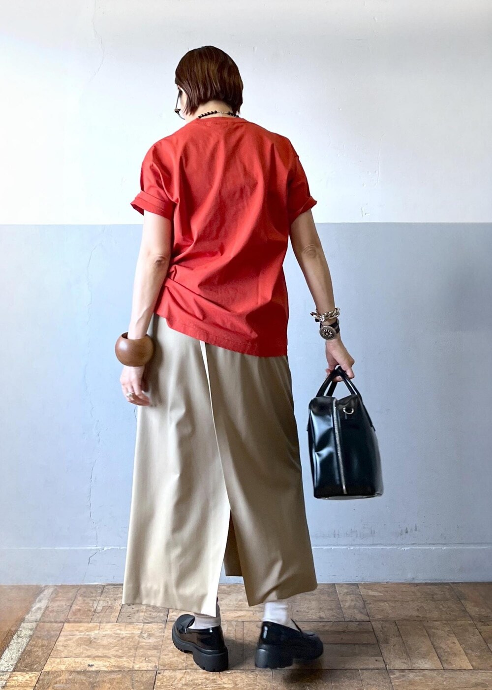 「オブラダ、oblada、24ss夏の新作、ブラック、プルオーバー、Tシャツ、レッド、ロゴ、半袖、クルーネック、ワンポイント、ローファー、ADAM ET ROPÉ、FEMME、高身長」｜「ADAM ET ROPE'のウォータープルーフコインローファー（ローファー、ブラック系）」を使った、カワバタさん（レディース・166cm）の春コーディネートの4枚目の写真
