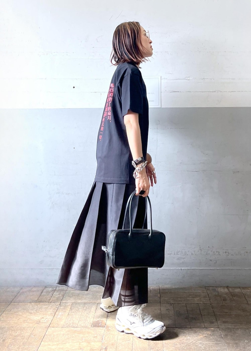 「初夏コーデ、ADAM ET ROPÉ、ナチュラル、イエベ秋、乾燥、高身長、トップス、Tシャツ/カットソー、スカート、GAC05090、GMM75010、2色展開、MSpecial_pickup、Tシャツ、ウェア」｜「ADAM ET ROPE'のシアーオーガンジープリーツスカート（スカート、ブラック系）」を使った、カワバタさん（レディース・166cm）の春コーディネートの6枚目の写真