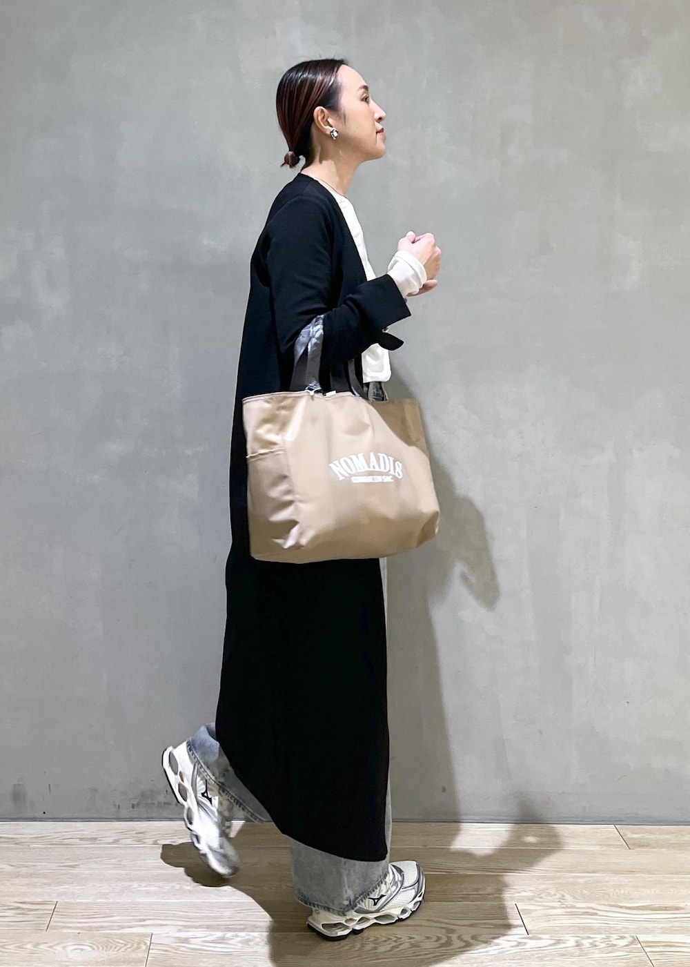 「ご近所コーデ、春コーデ、授業参観日コーデ、大人カジュアル、カジュアルコーデ、ADAM ET ROPÉ、ナチュラル、イエベ秋、乾燥、高身長、トップス、Tシャツ/カットソー、パンツ、デニムパンツ、ワンピース」|「ADAM ET ROPE'の【サスティナブル・洗える】エアリーシアーカフスカットソー(Tシャツ/カットソー、ホワイト系)」を使った、カワバタさん(レディース・166cm)の冬コーディネートの6枚目の写真