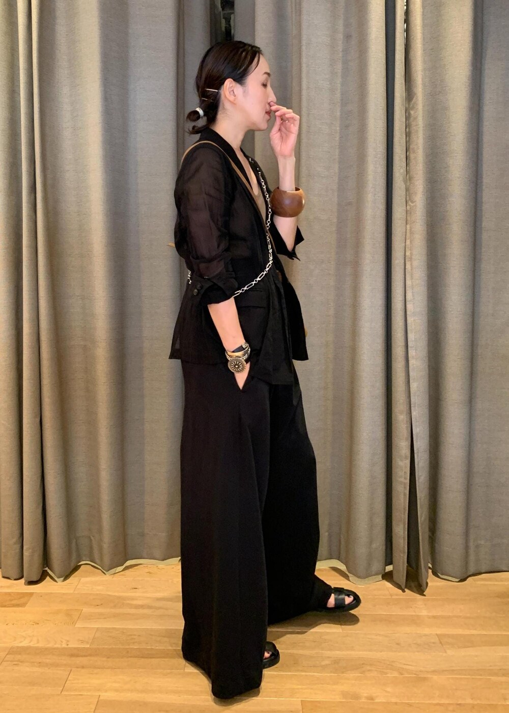 「逸品、アレンジ、ブラック、パンツ、ワイド、オールインワン、ADAM ET ROPÉ、FEMME、高身長、骨格ナチュラル、イエベ、大人カジュアル、モード、夏、夏コーデ」|「ADAM ET ROPE'のカットロンパース(つなぎ/オールインワン、ブラック系)」を使った、カワバタさん(レディース・166cm)の夏コーディネートの4枚目の写真