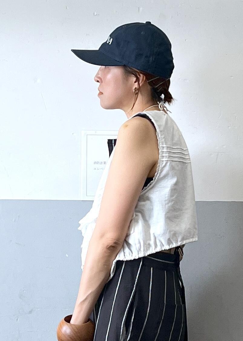 「ホワイト、ノースリーブ、ストライプ、オールインワン、サロペット、オーバーオール、スニーカー、夏コーデ、旅行コーデ、アウトドアコーデ、フェスコーデ、ADAM ET ROPÉ、ナチュラル、イエベ秋、乾燥」｜「ADAM ET ROPE'のフリルジレブラウス（シャツ/ブラウス、ホワイト系）」を使った、カワバタさん（レディース・166cm）の夏コーディネートの7枚目の写真
