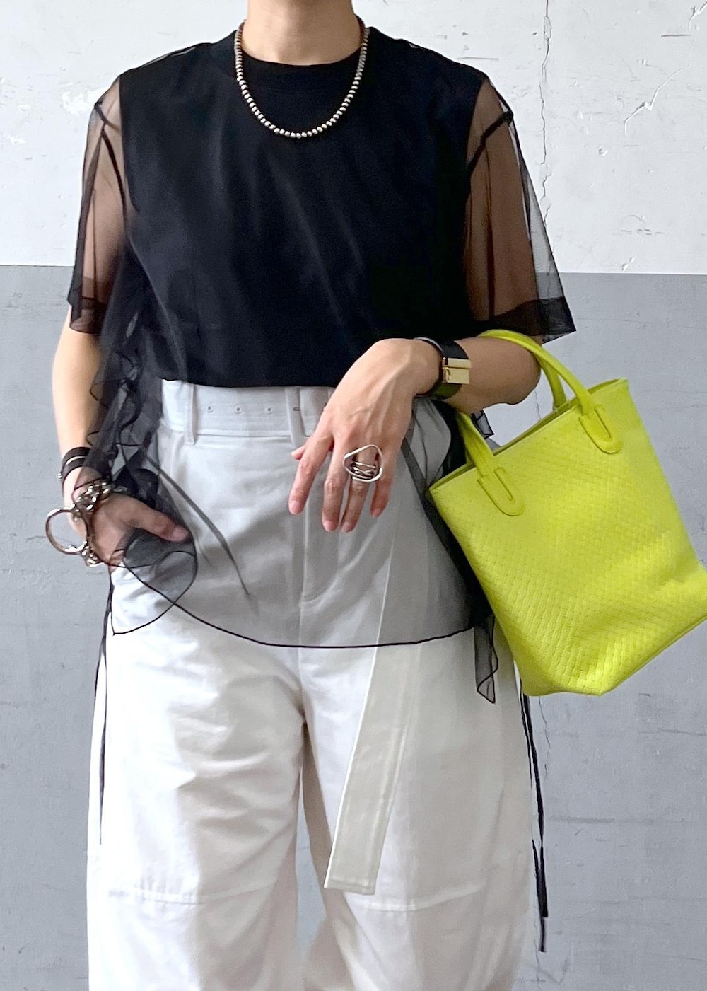 「24ss夏の新作、taw&toe、トーアンドトー、ノマディス、NOMADIS、トートバッグ、イエロー、ブラック、プルオーバー、Tシャツ、カットソー、クルーネック、ノースリーブ、ホワイト、パンツ」｜「ADAM ET ROPE'のコットンリネンカルゼコクーンパンツ（その他パンツ、ホワイト系）」を使った、カワバタさん（レディース・166cm）の春コーディネートの2枚目の写真