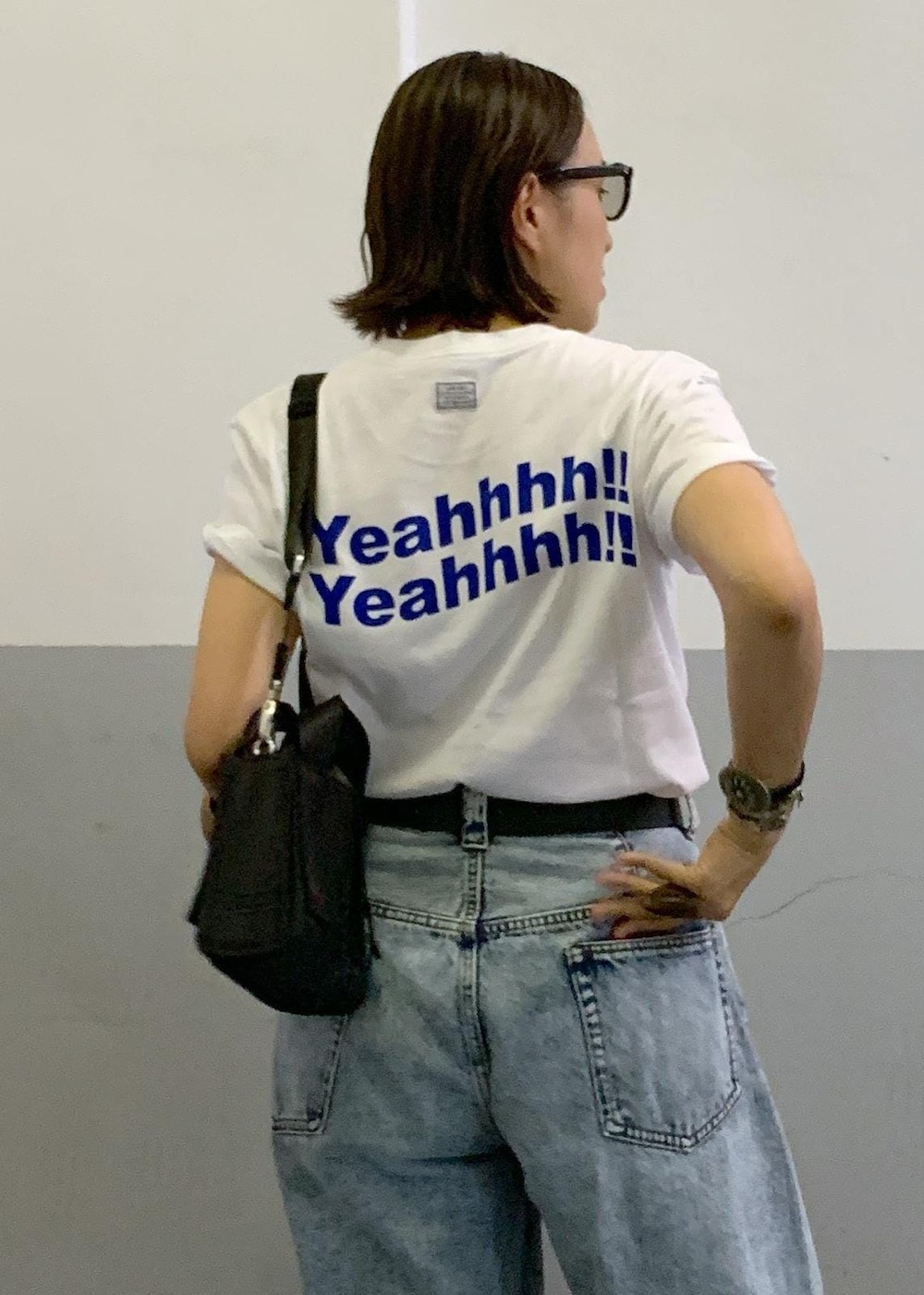 「サングラス、GANNI、TANGTANG、ベルト、ブラック、プルオーバー、Tシャツ、ロゴ、半袖、クルーネック、デニム、ADAM ET ROPÉ、FEMME、HOMME、高身長」|「TANGTANGの【TANG TANG】INSIDEOUT Tee(Tシャツ/カットソー、ホワイト系)」を使った、カワバタさん(レディース・166cm)の夏コーディネートの5枚目の写真