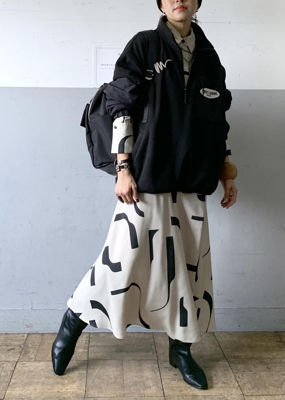 「ミックスコーデ、ロングブーツ、ハーフジップ、parrot canvas、レイヤード、アートプリント、ADAM ET ROPÉ、FEMME、高身長、骨格ナチュラル、イエベ、大人カジュアル、スポーティー、秋、冬」|「ADAM ET ROPE'のナロースクエアフラットロングブーツ(ブーツ、ブラック系)」を使った、カワバタさん(レディース・166cm)の秋コーディネートの2枚目の写真