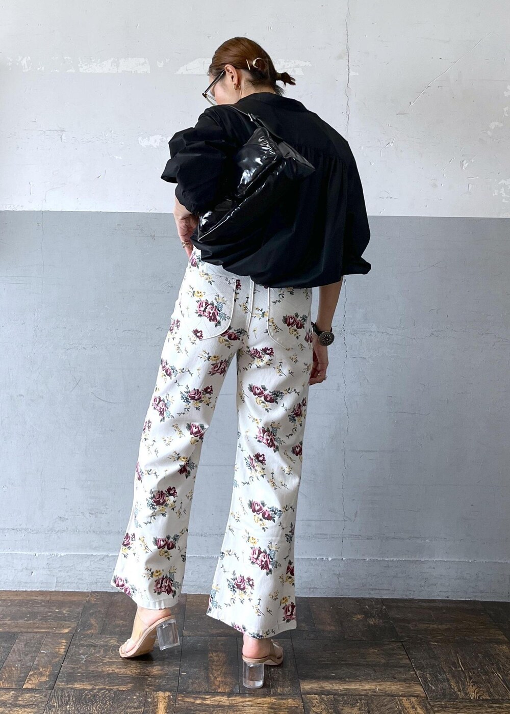 「rollas、ローラス、春アウター、24ss春の新作、セーラーパンツ、ブラック、花柄、ADAM ET ROPÉ、FEMME、高身長、骨格ナチュラル、イエベ、大人カジュアル、春、春コーデ」｜「ADAM ET ROPE'の【サステナブル】タックスリーブシャツブルゾン（ブルゾン、ブラック系）」を使った、カワバタさん（レディース・166cm）の春コーディネートの3枚目の写真
