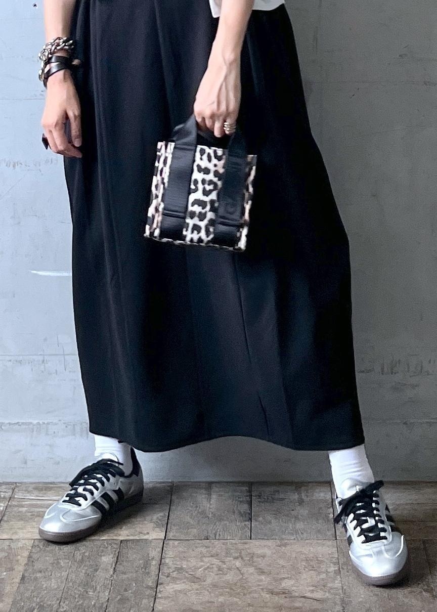 「ganni、ガニー、別注、adidas、ブラック、ホワイト、ミニ、長袖、ノーカラー、夏コーデ、お出かけコーデ、旅行コーデ、大人カジュアル、体型カバー、ADAM ET ROPÉ」｜「ADAM ET ROPE'の【洗える・ストレッチ】サイドギャザーワンピース（ワンピース、ブラック系）」を使った、カワバタさん（レディース・166cm）の夏コーディネートの5枚目の写真