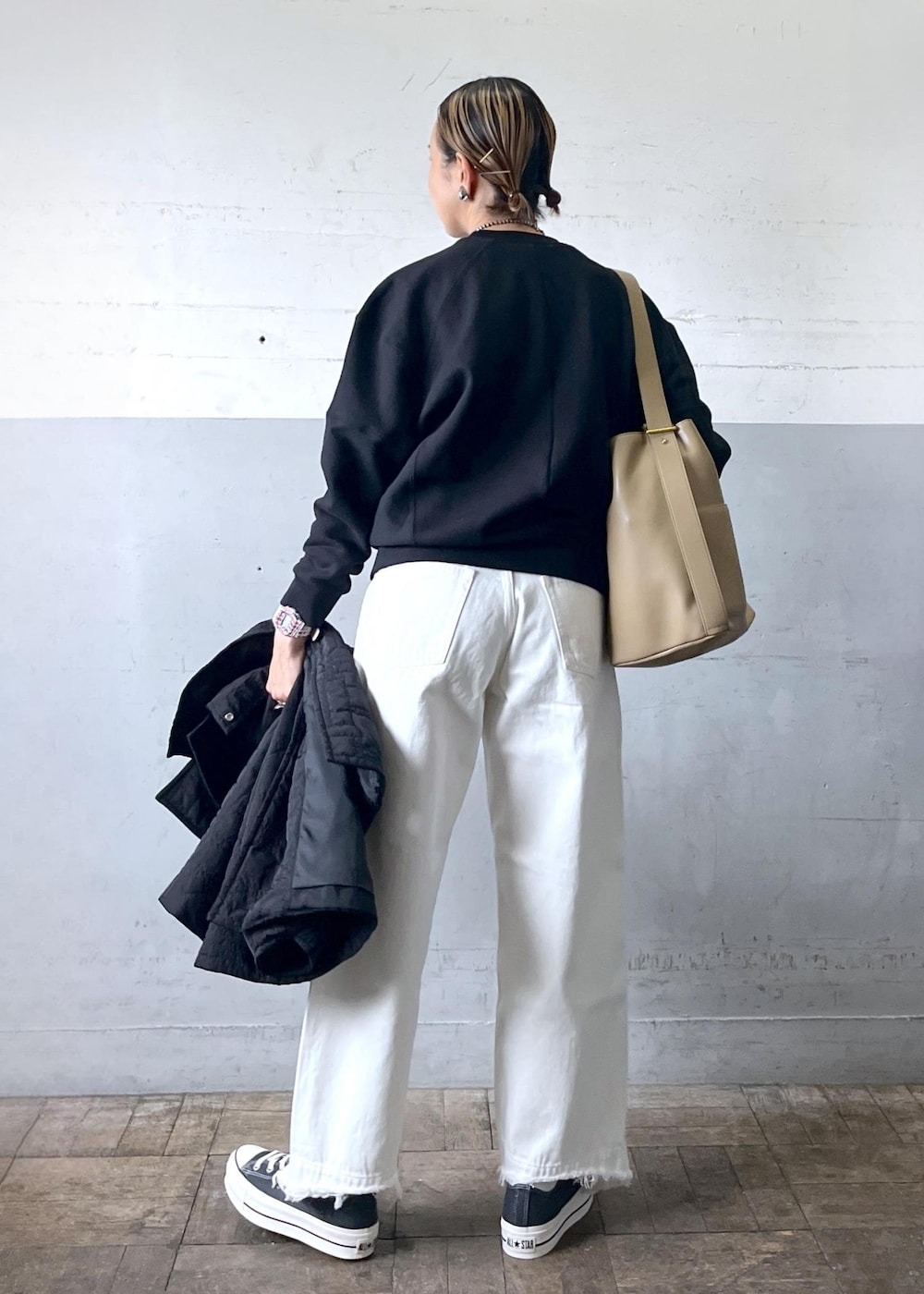 「MA-1、オールインワン/サロペット、サロペット/オーバーオール、トートバッグ、EUX54090、GAL24020、GAY24010、GMM14320、24AW20、24AW40、24aw_homme_gift、24aw_homme_knit、KASSL EDITIONS、KNIT_HOMME、Mtops_pickup」|「ADAM ET ROPE'の【サステナブル】スプリットレザーワンショルダー2WAYバッグ(ショルダーバッグ、ベージュ系)」を使った、カワバタさん(レディース・166cm)の冬コーディネートの7枚目の写真