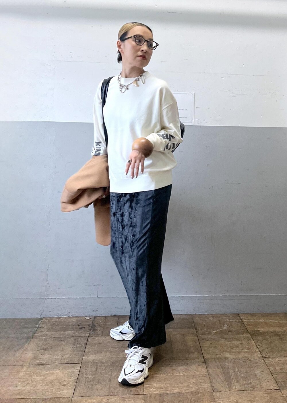 「ジャケットコーデ、初冬コーデ、授業参観日コーデ、デートコーデ、お出かけコーデ、旅行コーデ、大人カジュアル、スカートスタイル、シンプルコーデ、ベーシック、ADAM ET ROPÉ、ナチュラル、イエベ秋、乾燥、高身長」｜「MILLERの【Miller for ADAM ET ROPE'】別注ベロアSKIRT（スカート、ブラック系）」を使った、カワバタさん（レディース・166cm）の秋コーディネートの6枚目の写真