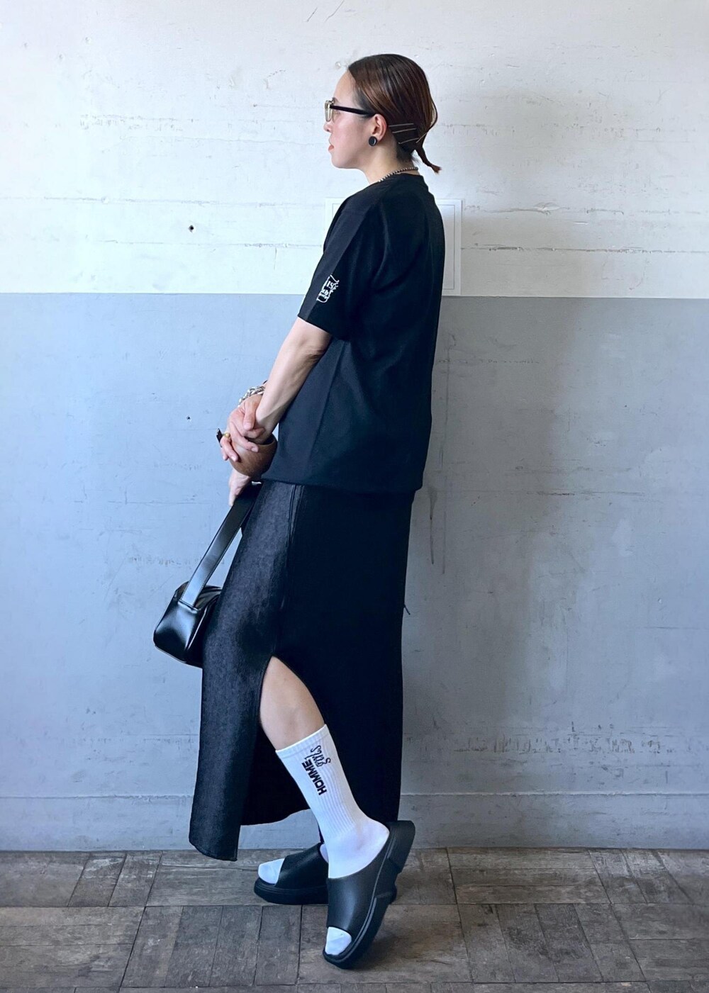「oasis、オアシス、フォト、ノエル、ブラック、ショルダーバッグ、プルオーバー、Tシャツ、ロゴ、半袖、クルーネック、プリント、ロング、タイトスカート、タイト」｜「PAESの【PAES(ペイズ)】 SLIDE リカバリーサンダル（サンダル、ブラック系）」を使った、カワバタさん（レディース・166cm）の夏コーディネートの5枚目の写真
