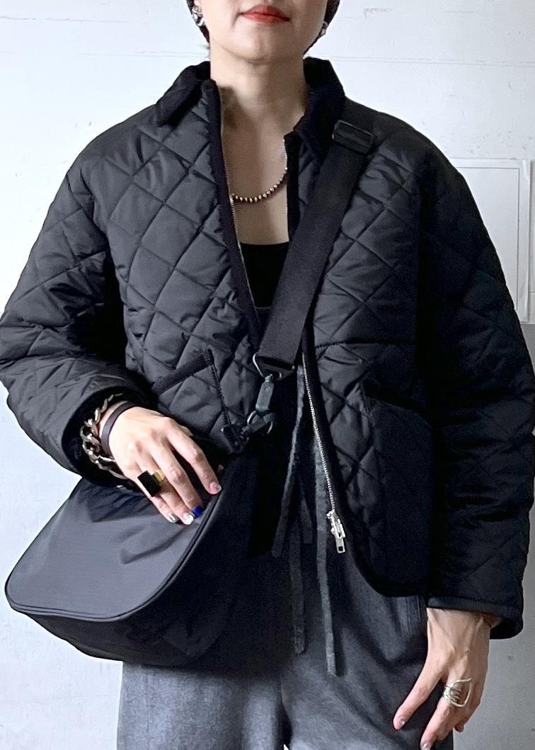 グレー系のつなぎ/オールインワン、グレー系のカーディガン/ボレロ、ホワイト系のスニーカーを着用したレディースの冬コーディネートの2枚目の写真