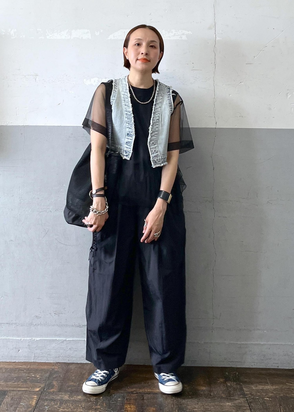 「チュール付き、ブラック、ショルダーバッグ、ショルダー、カットソー、クルーネック、ノースリーブ、ベスト、デニム、ワイド、ADAM ET ROPÉ、FEMME、高身長、骨格ナチュラル、イエベ」｜「NOMADISの【NOMADIS(ノマディス)】VELO MESH（ショルダーバッグ、ブラック系）」を使った、カワバタさん（レディース・166cm）の春コーディネートの8枚目の写真
