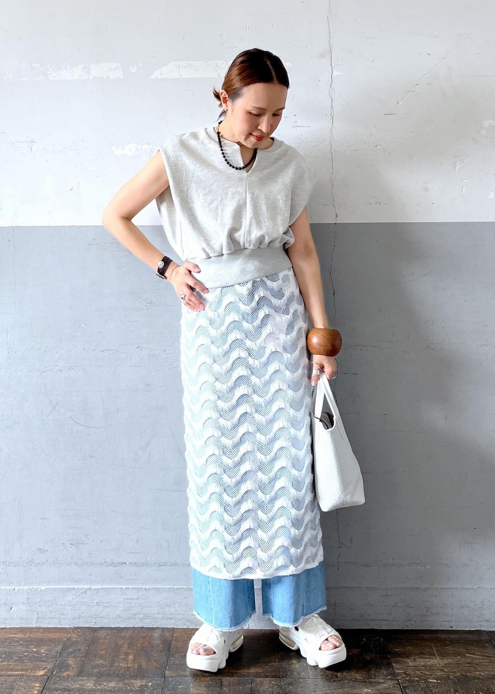 「ノマディス、NOMADIS、ナイキ、NIKE、healthy denim、ヘルシーデニム、ADAM ET ROPÉ、FEMME、高身長、骨格ナチュラル、イエベ、きれいめカジュアル、大人カジュアル、レイヤード、スポーティー」｜「NIKEの【NIKE】AIR MAX KOKO SANDAL（サンダル、ベージュ系）」を使った、カワバタさん（レディース・166cm）の春コーディネートの4枚目の写真