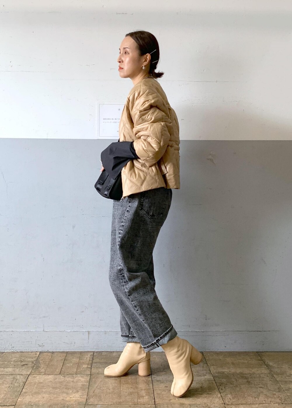 「GANNI、ケミカルウォッシュ、キルティングブルゾン、ブラック、ベージュ、ジャケット、ショート、ノーカラー、グレー、デニム、ブーツ、ヒール、足袋、ADAM ET ROPÉ、FEMME」｜「ADAM ET ROPE'の【GANNI】Recycled tech Mini Tote（トートバッグ、ブラック系）」を使った、カワバタさん（レディース・166cm）の秋コーディネートの2枚目の写真